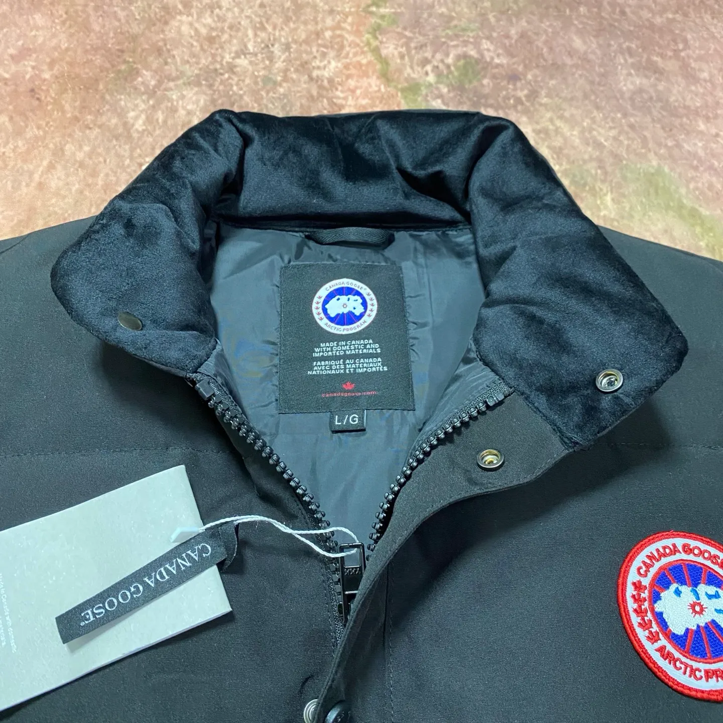 P400 Black] Canada Goose#Freestyle Canadian Crew 4154M Men’s and Women’s Vest Down# ➖ Imported Behringer embroidery machine with customized 10,000-needle embroidery logo! ➖ Imported 21-count polyester-cotton blended original fabric, using Feather-Light 10D waterproof coating fabric, made of 84.5% polyester fiber and 15.5% cotton, 100% the best feel in the entire network! ➖ The official website synchronizes the national standard 80 white duck down, and will never mislead by false claims such as 90 down or goose down! ➖ 100% nylon lon lining with double double-layer sealing design to prevent velvet from running away. Top-grade polar fleece is used in the collar and pockets to keep warm and comfortable! ➖ Yoshida YKK provides original custom-made electroplated sliders. YKK two-way lockable zippers are tight and smooth and will not peel off paint! ➖ 3M composite original Velcro is durable, and all accessories and hardware are disassembled and customized! ⛔No slander, no exaggeration, no need for too much copywriting, because it is focused, it is professional!  SIZE: M L XL XXL